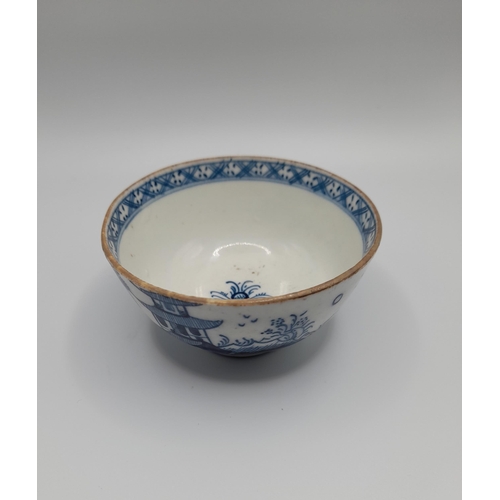 170 - A MIXED GROUP OF WORCESTER AND CAUGHLEY BLUE AND WHITE WARES, 18TH/19TH CENTURY, the lot includes cu... 