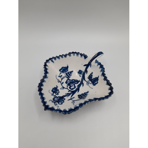 170 - A MIXED GROUP OF WORCESTER AND CAUGHLEY BLUE AND WHITE WARES, 18TH/19TH CENTURY, the lot includes cu... 