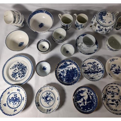 170 - A MIXED GROUP OF WORCESTER AND CAUGHLEY BLUE AND WHITE WARES, 18TH/19TH CENTURY, the lot includes cu... 