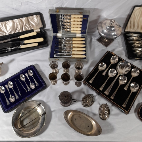 199 - VARIOUS BOXED SETS OF SILVER PLATED CUTLERY AND OTHER SILVER PLATED WARE, the boxed sets include tea... 