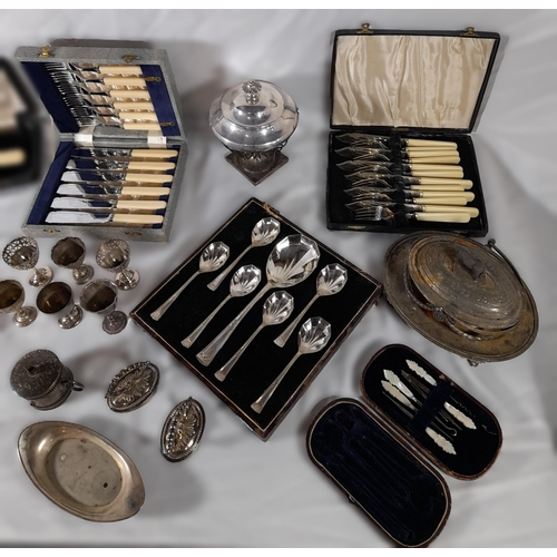 199 - VARIOUS BOXED SETS OF SILVER PLATED CUTLERY AND OTHER SILVER PLATED WARE, the boxed sets include tea... 