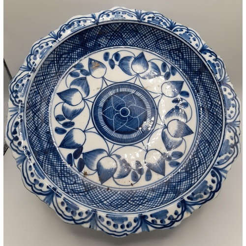 211 - A MIXED GROUP OF ENGLISH AND CONTINENTAL BLUE AND WHITE CHINA WARES, 18TH & 19TH CENTURY, including ... 