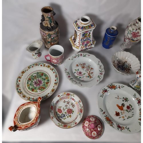 234 - A MIXED GROUP OF CHINESE PORCELAIN WARES, 19TH/20TH CENTURY, the lot includes various baluster vases... 