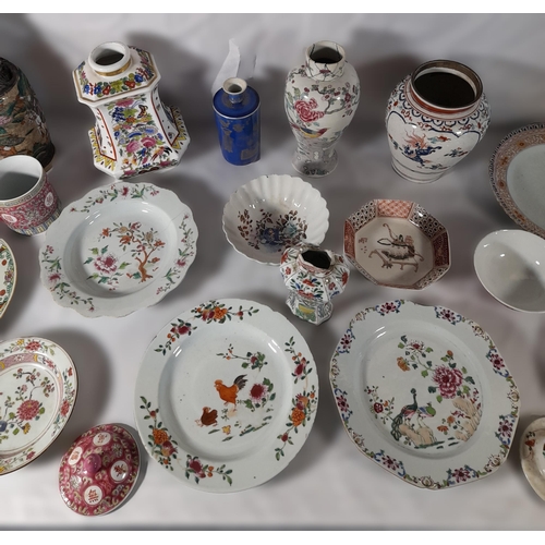 234 - A MIXED GROUP OF CHINESE PORCELAIN WARES, 19TH/20TH CENTURY, the lot includes various baluster vases... 