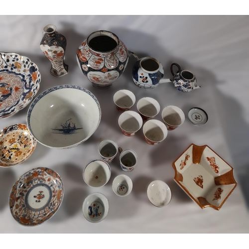 235 - A GROUP OF IMARI PATTERNED CHINA WARES, 19TH/20TH CENTURY, Japanese and European origin, along with ... 