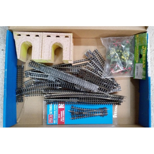 1258 - A Quantity of N Gauge Track and Scenery.