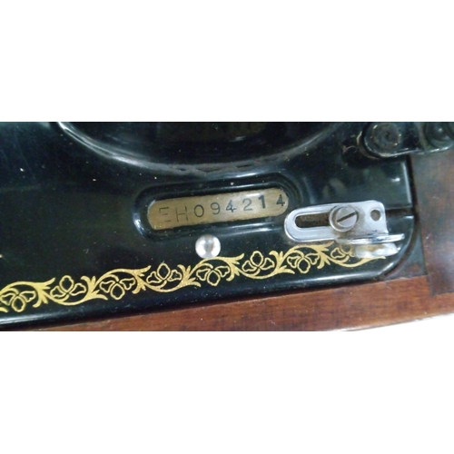 790 - A Singer Sewing Machine in Wooden Case.