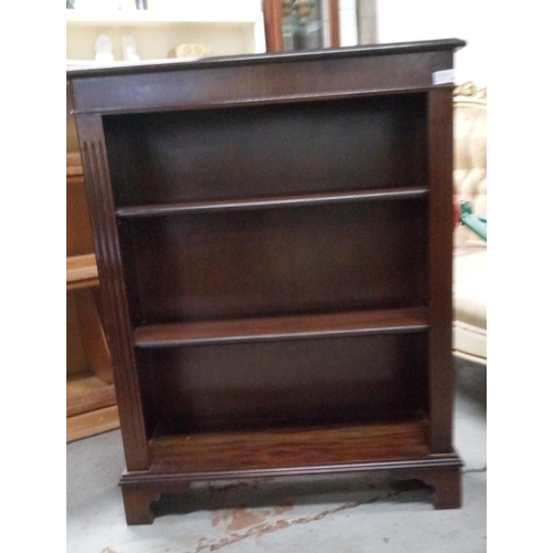 712 - A Freestanding Bookcase with 2 Shelves.