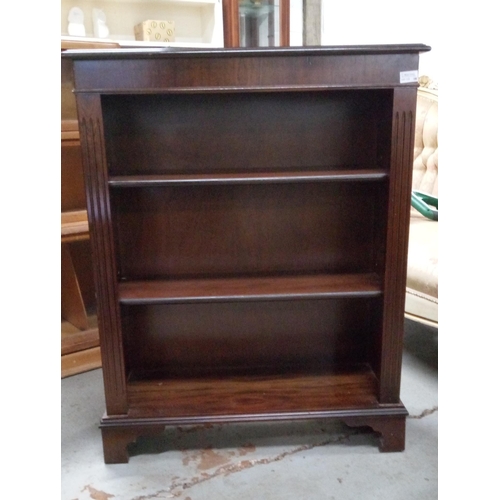 712 - A Freestanding Bookcase with 2 Shelves.