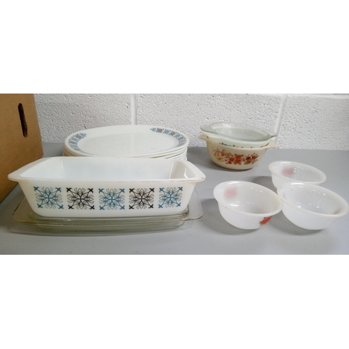 250B - A Selection of Pyrex Plates and Cookware.