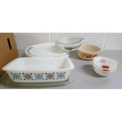 250B - A Selection of Pyrex Plates and Cookware.