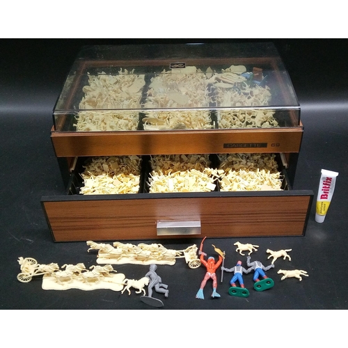 1265 - A Large Box of Plastic Toy Soldiers.