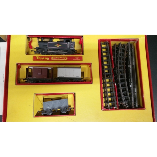 1273 - A Tri-ang RS4 Model Railway Set.