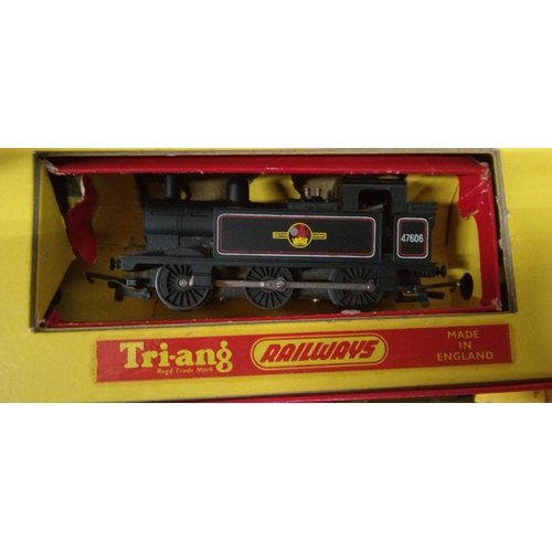 1273 - A Tri-ang RS4 Model Railway Set.