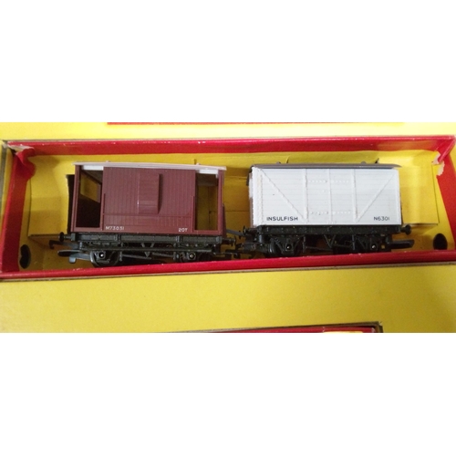 1273 - A Tri-ang RS4 Model Railway Set.