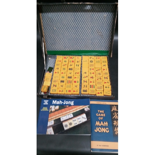 1318 - A Vintage Mah Jong Set.