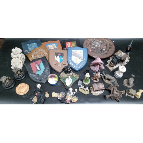 1321 - An Assortment of Terry Pratchet Discworld Collectables.