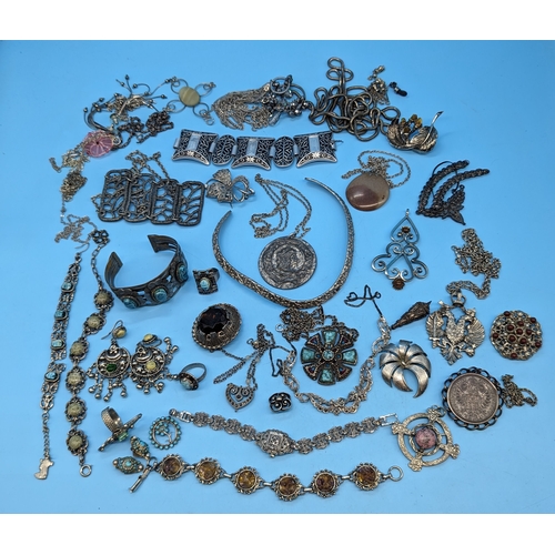 419 - A Quantity of White Metal Jewellery