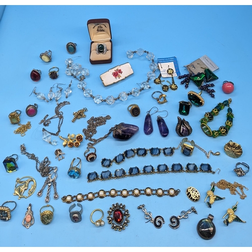 420 - An Assortment of rings and Costume Jewellery