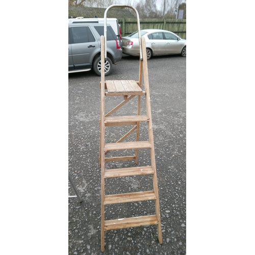 97A - 5 Tread Wooden Step Ladder.