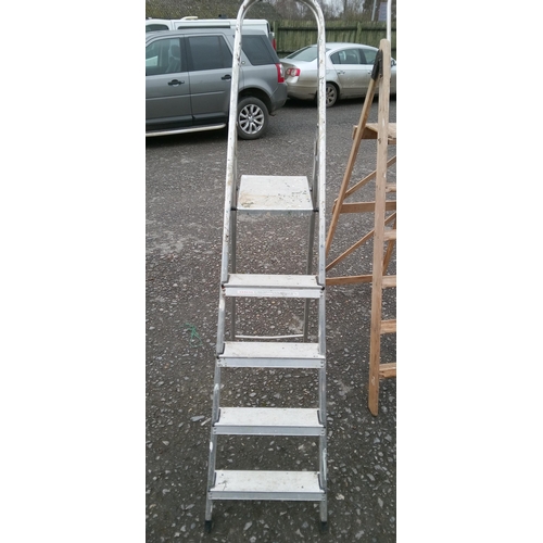 97B - 4 Tread Metal Step Ladder.