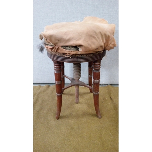 731 - A Selection Of 5 assorted Antique Stools