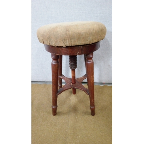 731 - A Selection Of 5 assorted Antique Stools