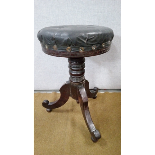 731 - A Selection Of 5 assorted Antique Stools