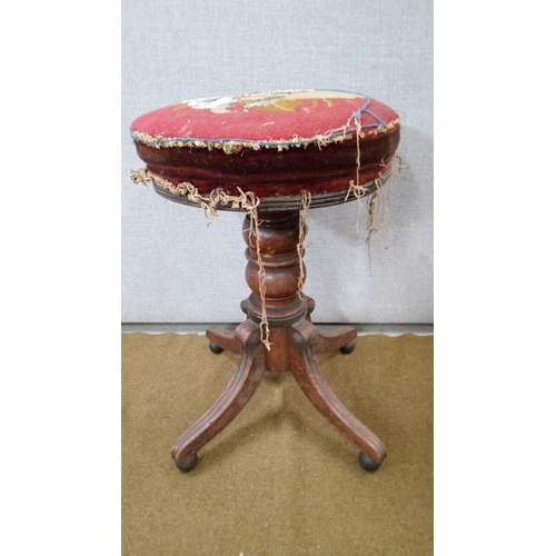 731 - A Selection Of 5 assorted Antique Stools