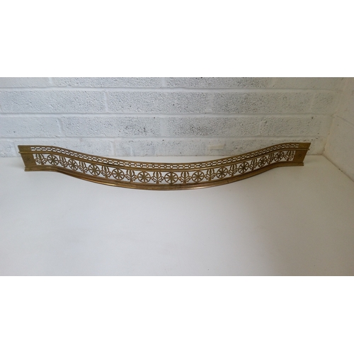 739 - An English Brass Serpentine mantle fender.
12cm high,125cm wide,18cm deep.