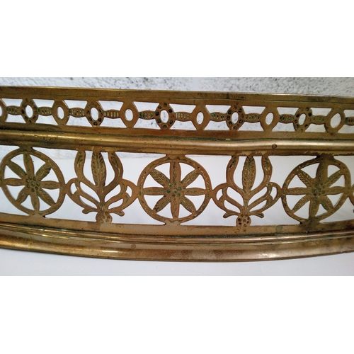 739 - An English Brass Serpentine mantle fender.
12cm high,125cm wide,18cm deep.