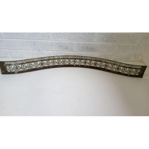 739 - An English Brass Serpentine mantle fender.
12cm high,125cm wide,18cm deep.