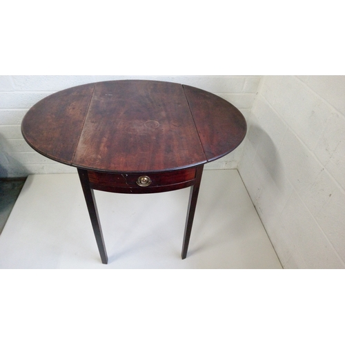 743 - A Georgian Pembroke style table w
73cm high, 102cm wide when extended, 51cm wide when closed, 84cm d... 