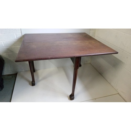 747 - Antique Drop leaf table on Claw and ball feet.
75cm high,45cm length closed, 91cm open,18cm wide.