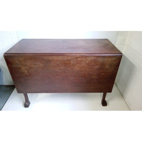 747 - Antique Drop leaf table on Claw and ball feet.
75cm high,45cm length closed, 91cm open,18cm wide.