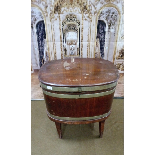 404 - Georgian oval mahogany wine cooler of coopered construction, body and lid with 3 bands of brass.
On ... 