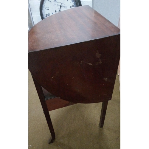 406 - Georgian Mahogany wash stand with drawer and bowl.
Damage as pictured.
82cm high 46cm wide 46cm deep