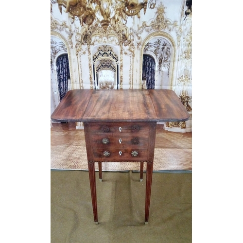 412 - Regency Small drop leaf mahogany table (Missing some furniture and escutcheon)
70cm High  64cm wide ... 