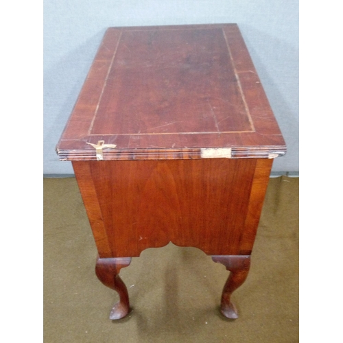 432 - A 19th Century Queen Anne Style Lowboy on cabriole legs with Pad feet.
Damage as pictured.
74cm high... 