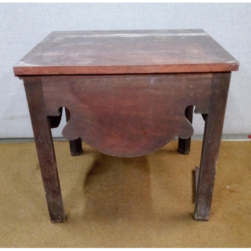 437 - A Mahogany Commode with ceramic liner and hinged rectangular top.
Damaged as pictured.
48cm high, 50... 