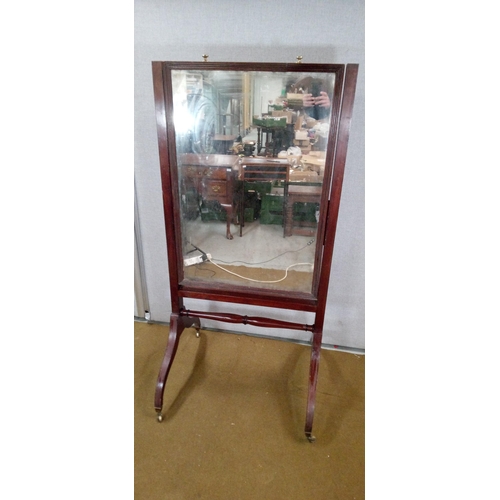 439 - A Mahogany Cheval Mirror on swept legs on castors with rise and fall mechanism.
145cm high, 74cm wid... 