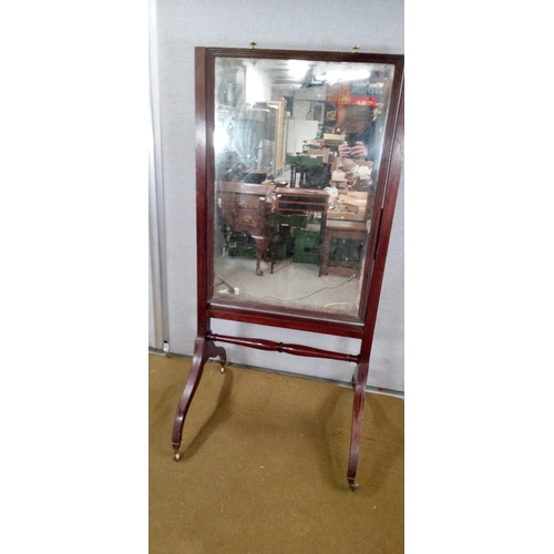 439 - A Mahogany Cheval Mirror on swept legs on castors with rise and fall mechanism.
145cm high, 74cm wid... 