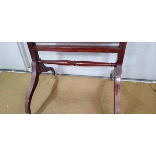 439 - A Mahogany Cheval Mirror on swept legs on castors with rise and fall mechanism.
145cm high, 74cm wid... 