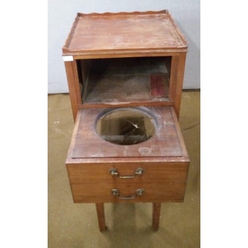 443 - A Georgian Tray top Commode with Gallery top.
77cm high, 52 x 52cms