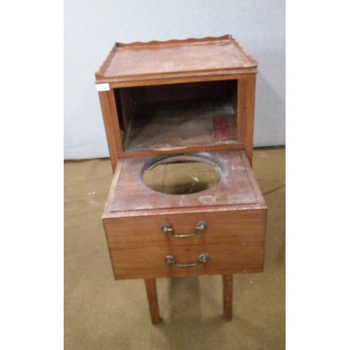 443 - A Georgian Tray top Commode with Gallery top.
77cm high, 52 x 52cms