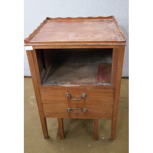 443 - A Georgian Tray top Commode with Gallery top.
77cm high, 52 x 52cms