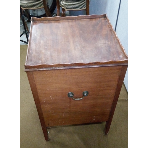 443 - A Georgian Tray top Commode with Gallery top.
77cm high, 52 x 52cms