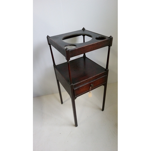 770 - An Antique Wash Stand With Damage To Top Asd Pictured.
76cm High,34cm Wide, 34cm Deep