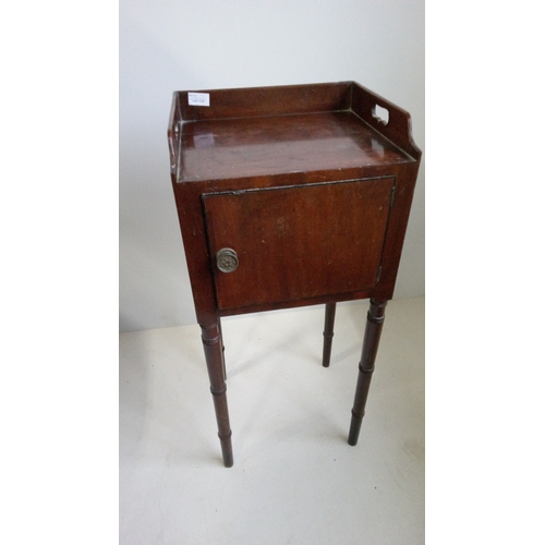 779 - A Georgian Night Stand With Turned Legs And Brass 
 Handles.
 82cm High,36cm Wide,
 32cm Deep.