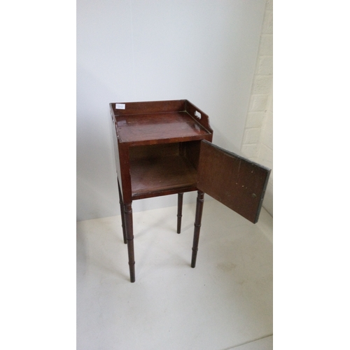 779 - A Georgian Night Stand With Turned Legs And Brass 
 Handles.
 82cm High,36cm Wide,
 32cm Deep.